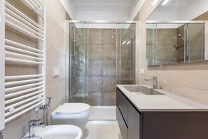 Ducha, secador de pelo y bidé