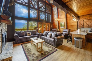 Smart TV, fireplace, video games, foosball - Stunning view, location & Cabin amenities- 2.3 mi to Gatlinburg (Gatlinburg)