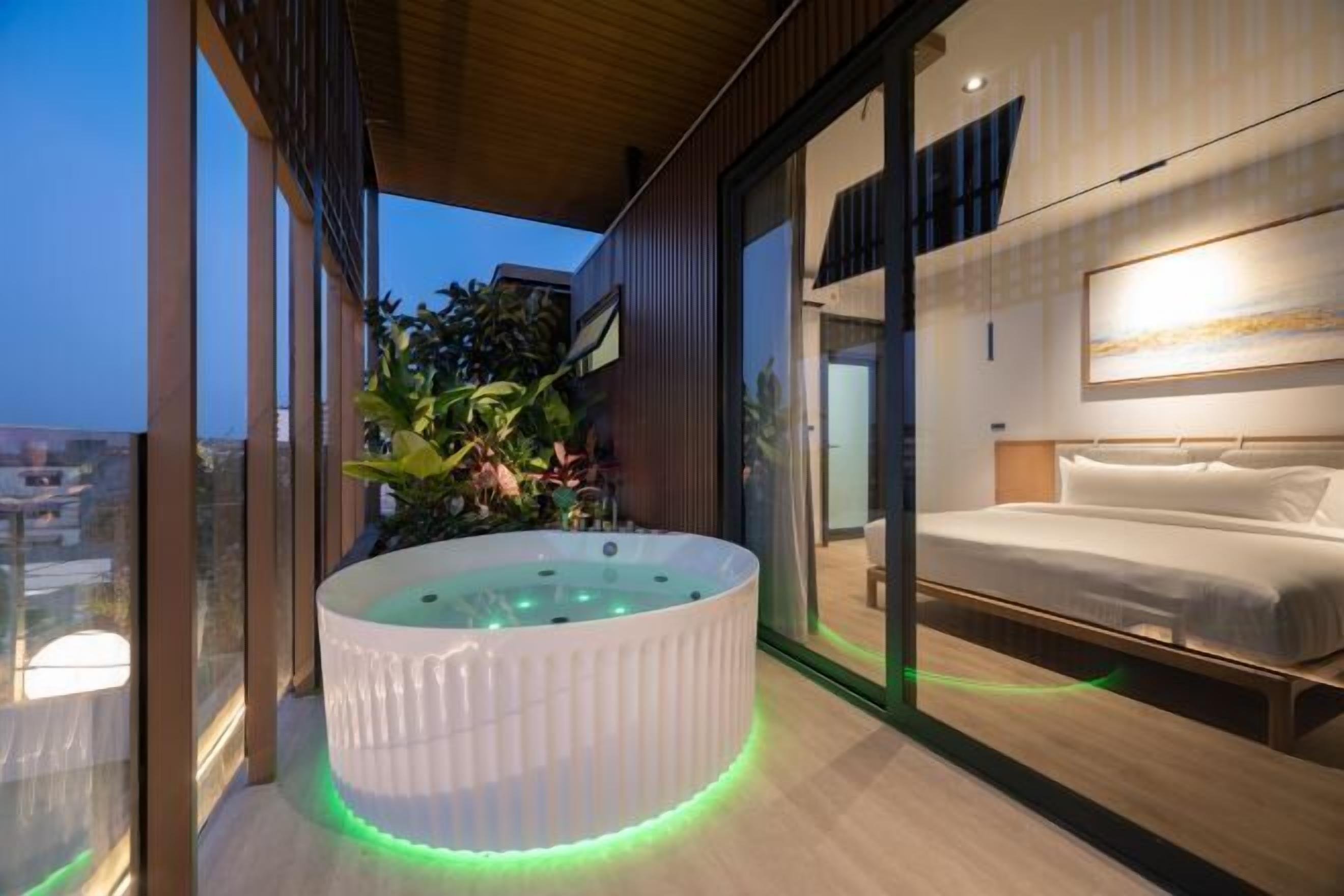 Ropa de cama de alta calidad y caja de seguridad en la habitación 