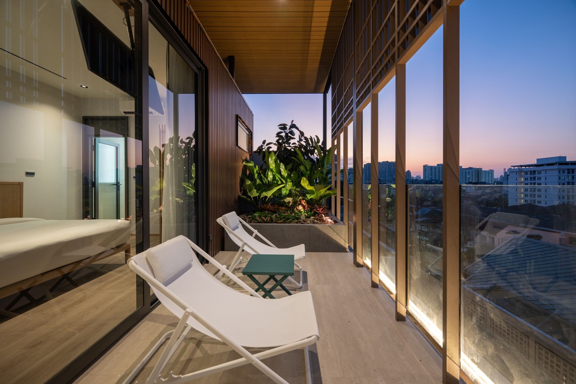 Junior Penthouse, 2 Bedrooms, Hot Tub, Pool View | Premium bedding, in-room safe, desk, blackout drapes