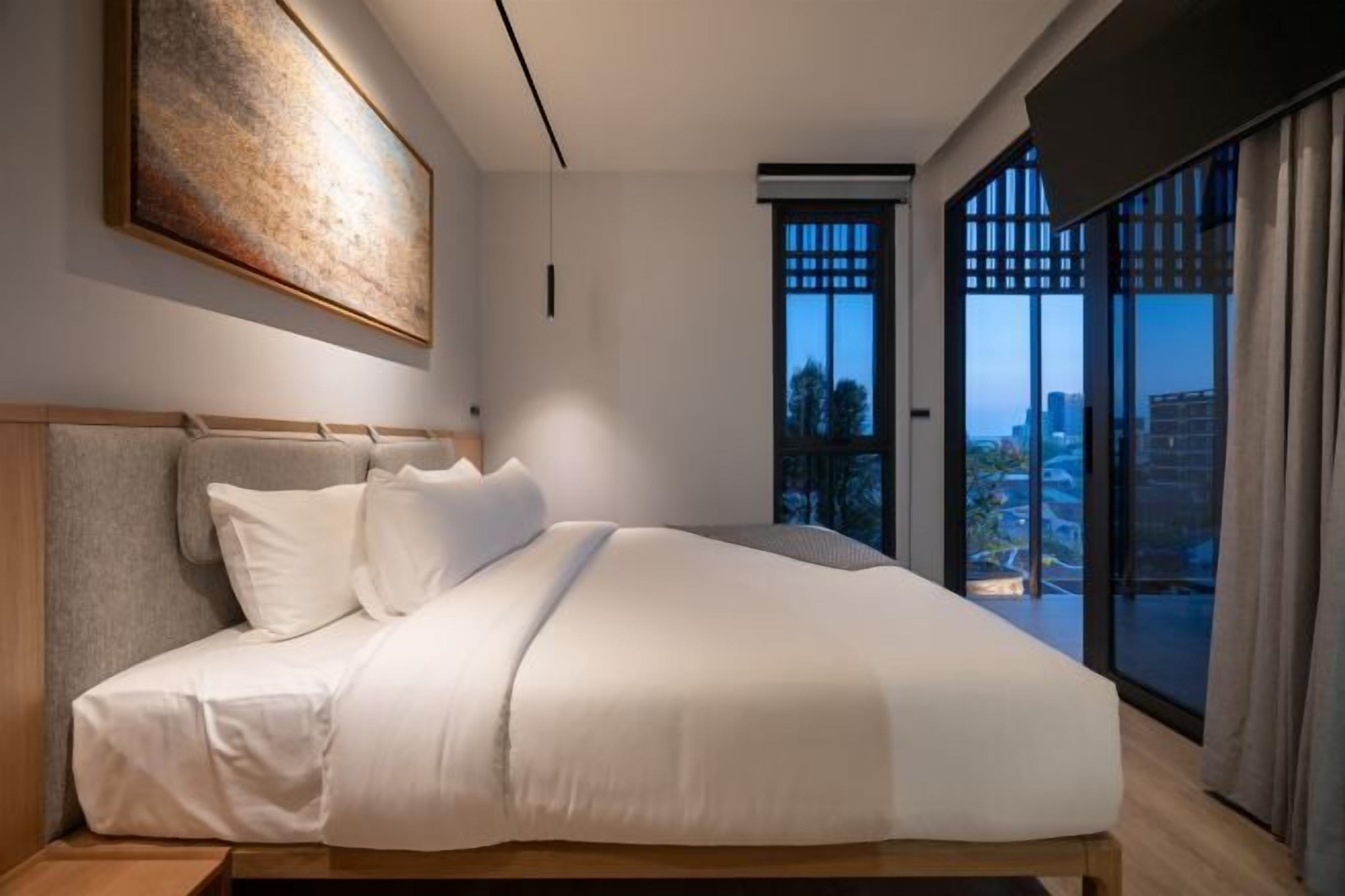 Ropa de cama de alta calidad y caja de seguridad en la habitación 