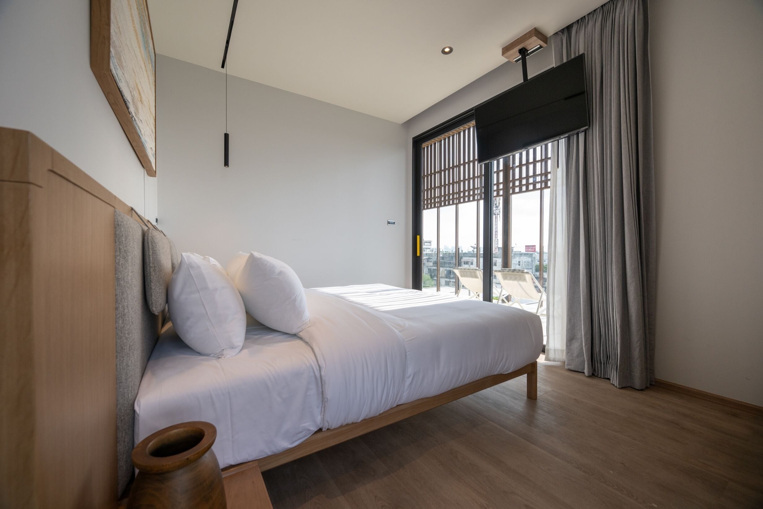 Seprai premium, brankas, meja kerja, dan tirai kedap cahaya