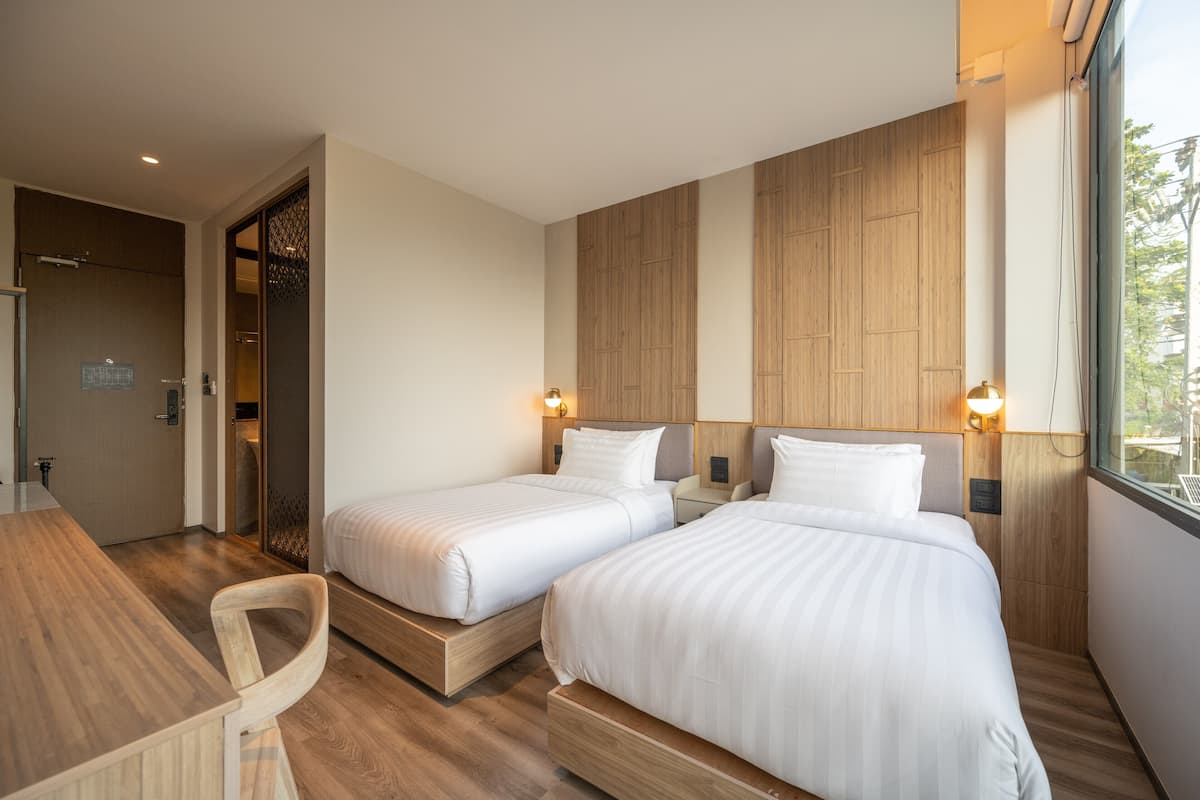 4 bedrooms, premium bedding, in-room safe, desk