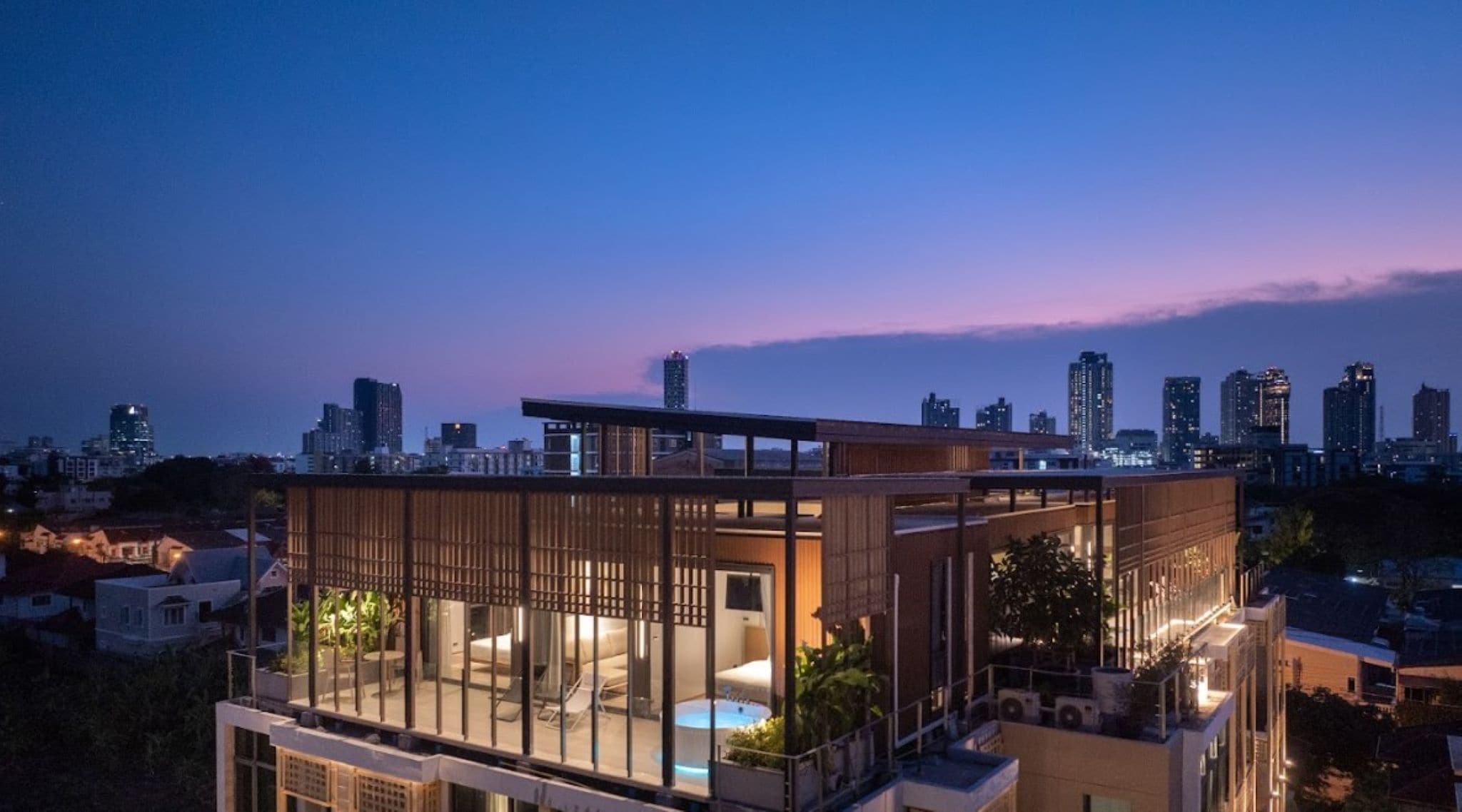 Penthouse, 2 chambres, bain à remous, vue ville