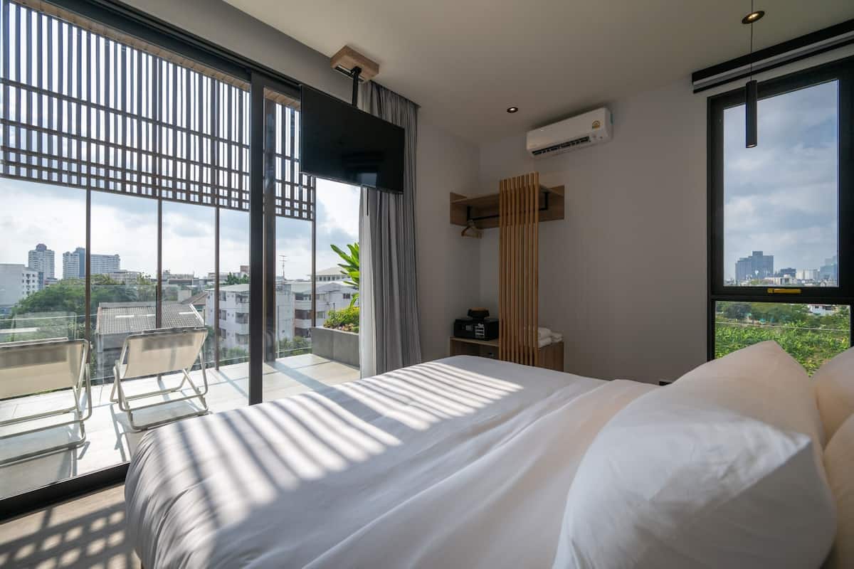 Suite Eksekutif, 2 kamar tidur, hot tub, pemandangan kota | Seprai premium, brankas, meja kerja, dan tirai kedap cahaya