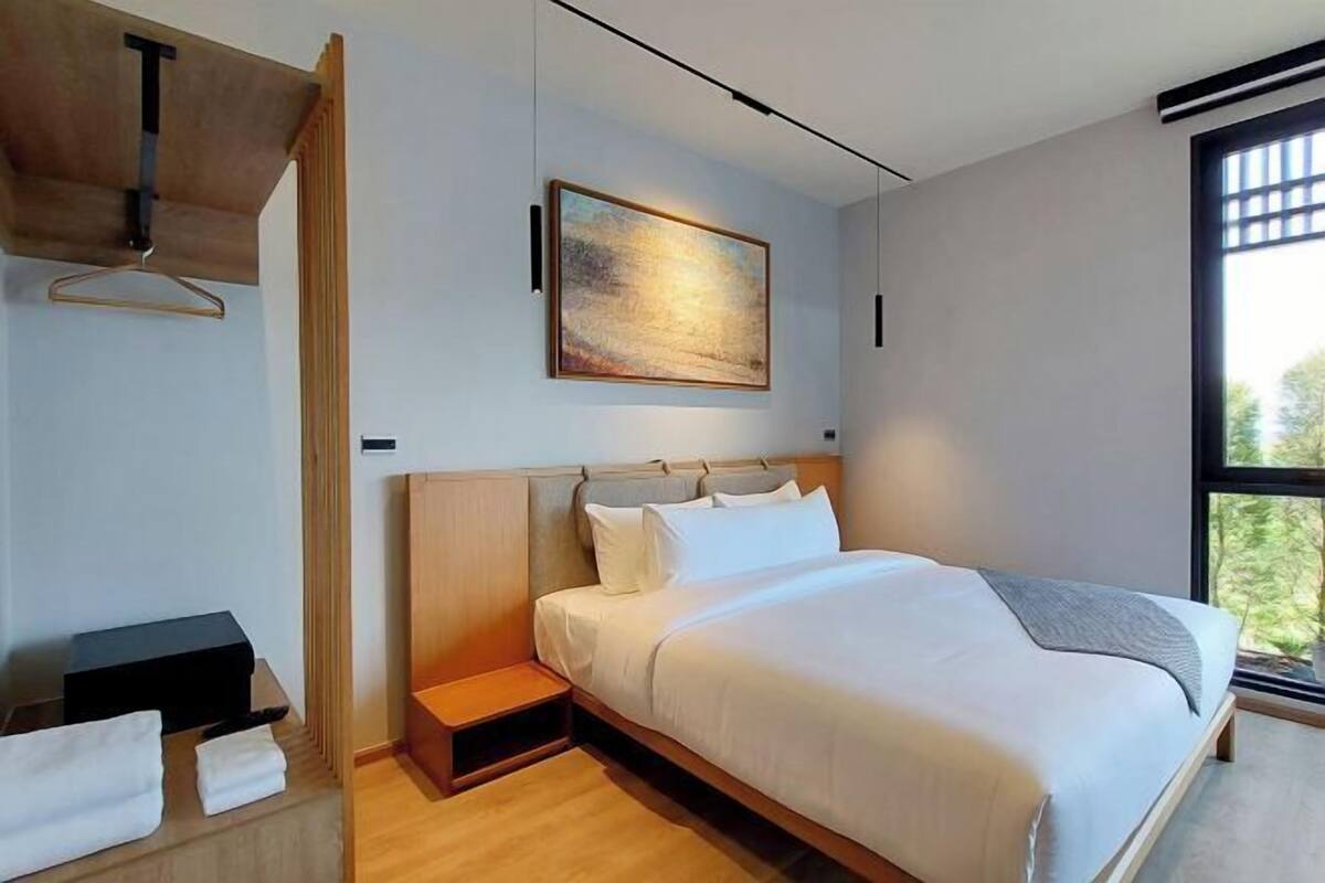 Literie de qualitĂ©, coffre-fort, bureau, rideaux dâobscurcissement