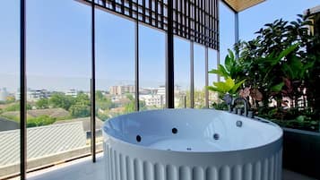 Premium bedding, in-room safe, desk, blackout curtains