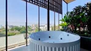 Premium bedding, in-room safe, desk, blackout curtains - Shan Villas Sukhumvit (Bangkok)