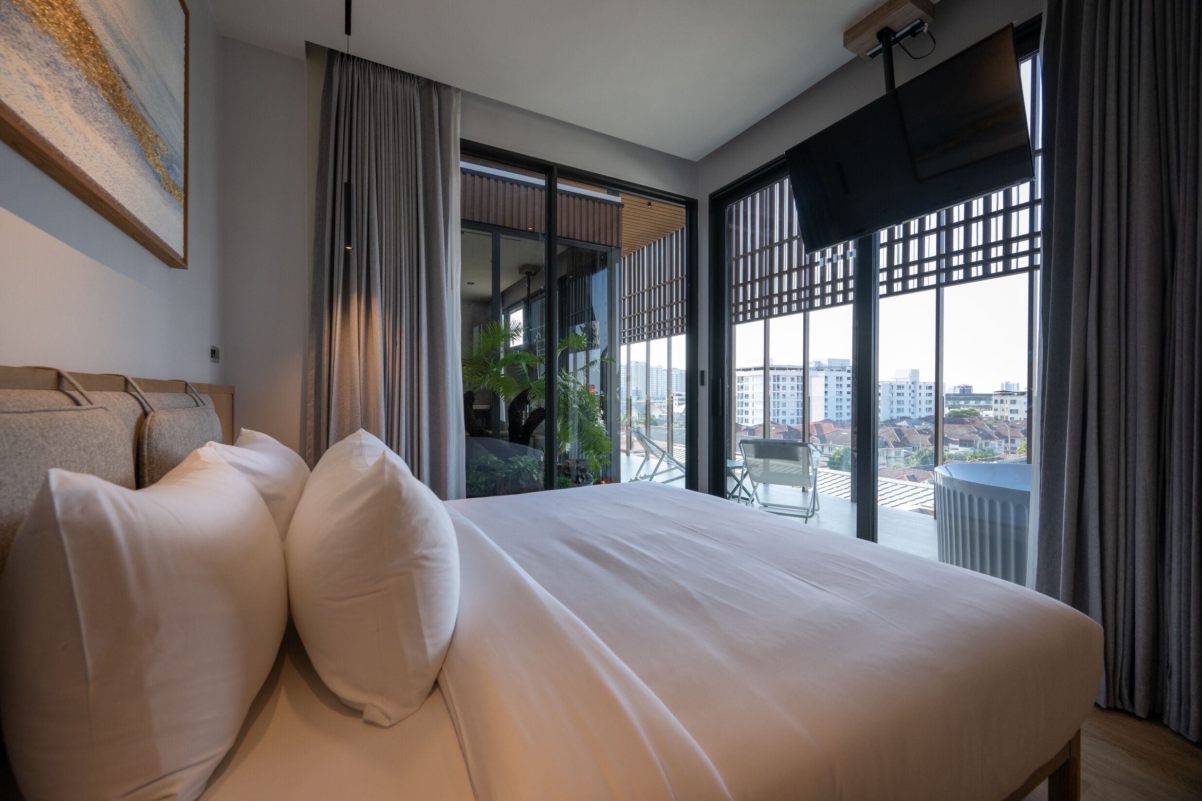 Penthouse Junior, 2 kamar tidur, hot tub, pemandangan kolam renang | Seprai premium, brankas, meja kerja, dan tirai kedap cahaya