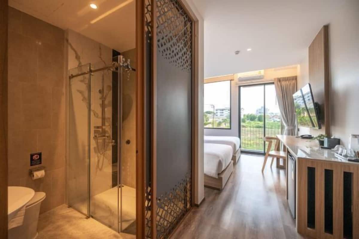 4 bedrooms, premium bedding, in-room safe, desk