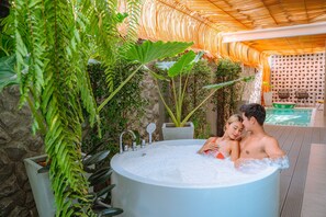 Family Room, 4 Bedrooms | Sengetøy av topp kvalitet, safe på rommet og skrivebord