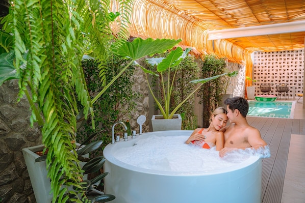 Family Room, 4 Bedrooms | 4 quartos, roupas de cama premium, cofres nos quartos, escrivaninha