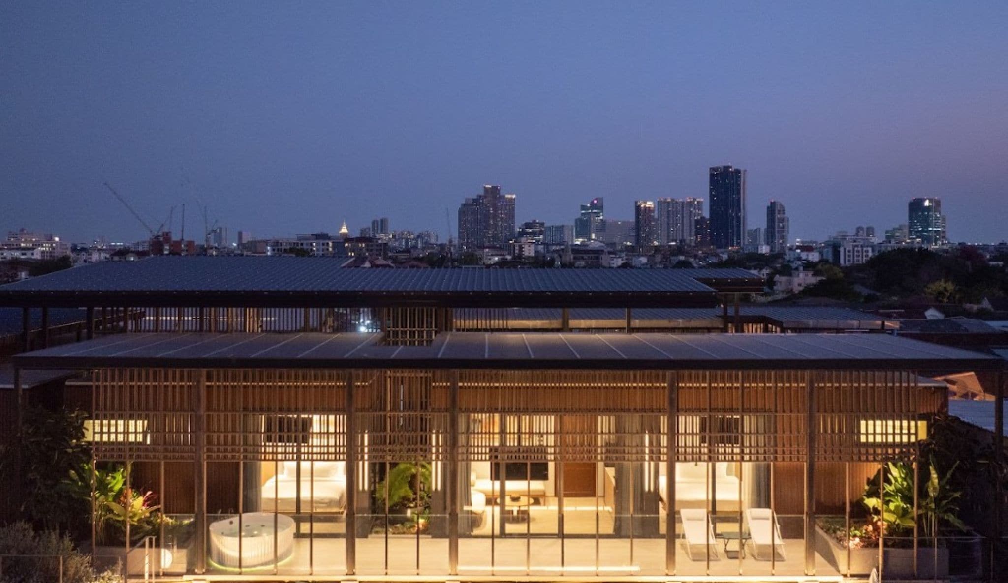 Penthouse, 2 chambres, bain à remous, vue piscine