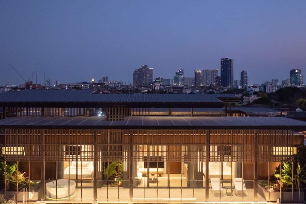 Penthouse Junior, 2 kamar tidur, hot tub, pemandangan kolam renang | Seprai premium, brankas, meja kerja, dan tirai kedap cahaya