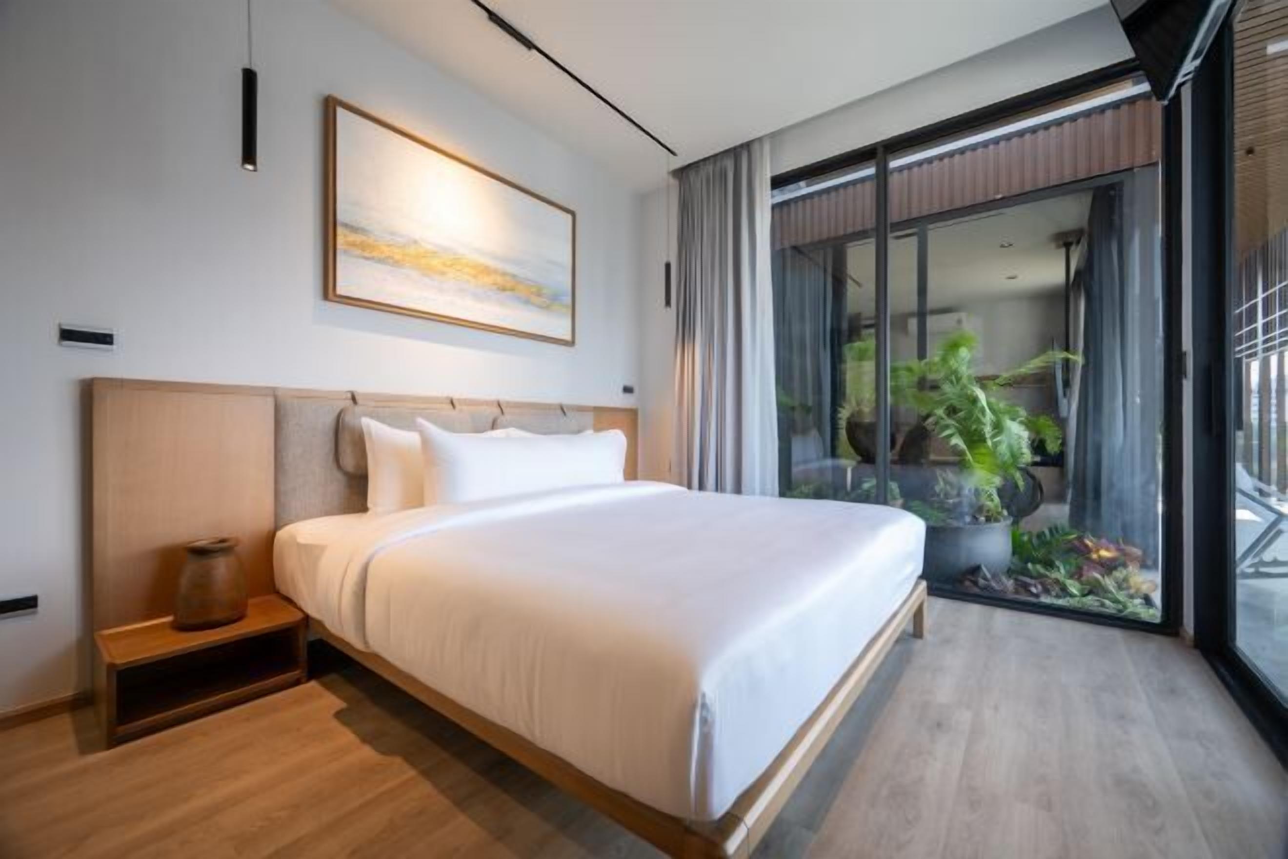 Ropa de cama de alta calidad y caja de seguridad en la habitación 