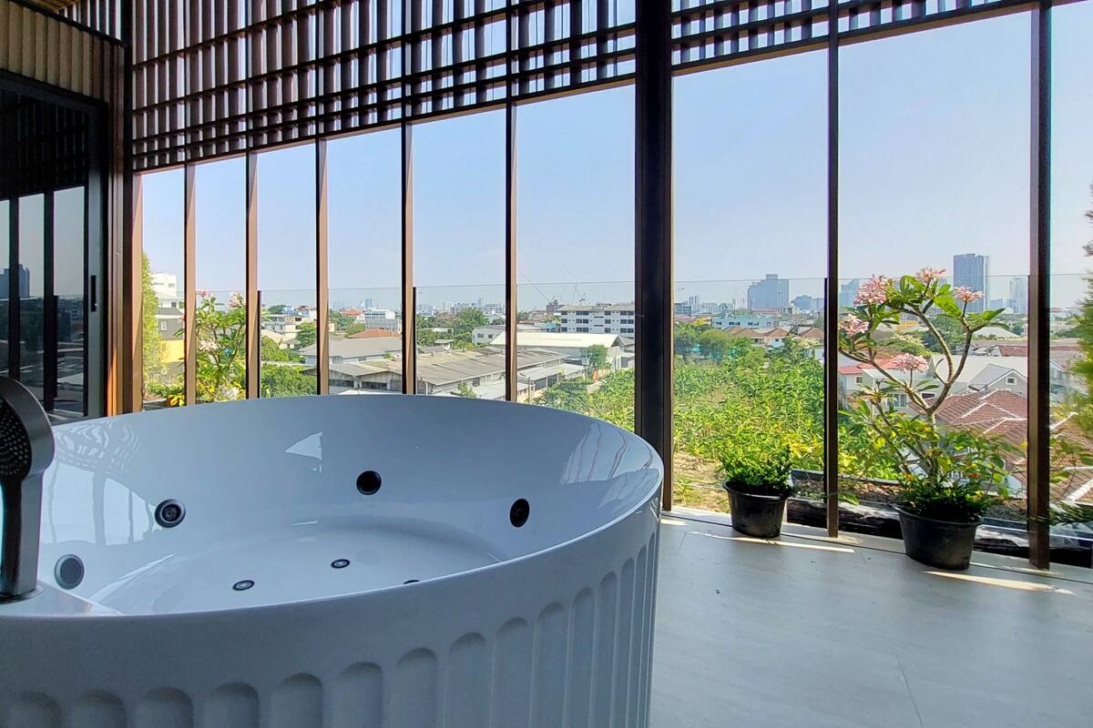 Premium bedding, in-room safe, desk, blackout drapes