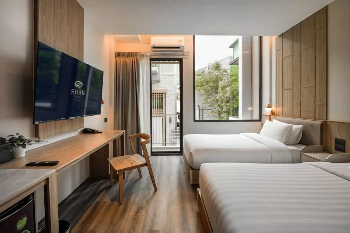 4 bedrooms, premium bedding, in-room safe, desk