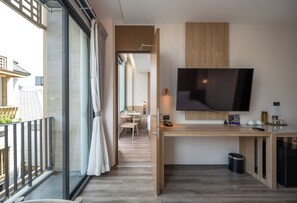 Sengetøy av topp kvalitet, safe på rommet og skrivebord