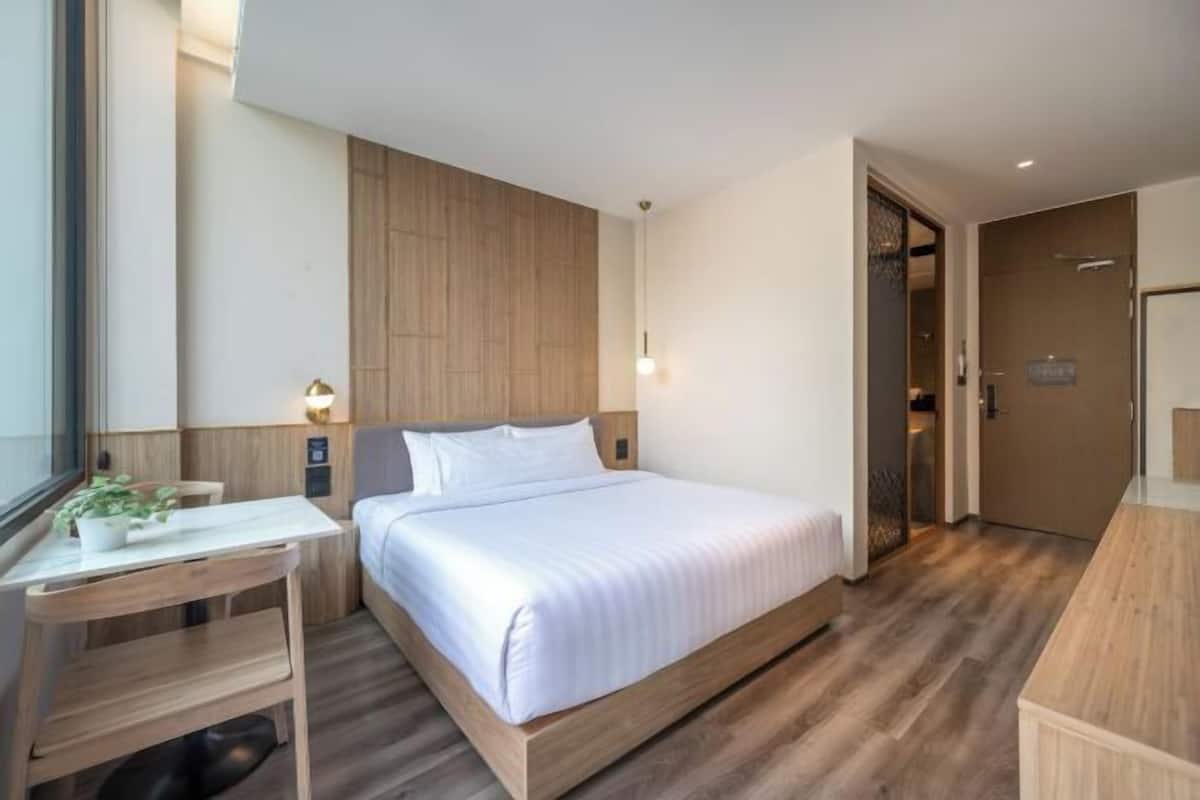 4 bedrooms, premium bedding, in-room safe, desk