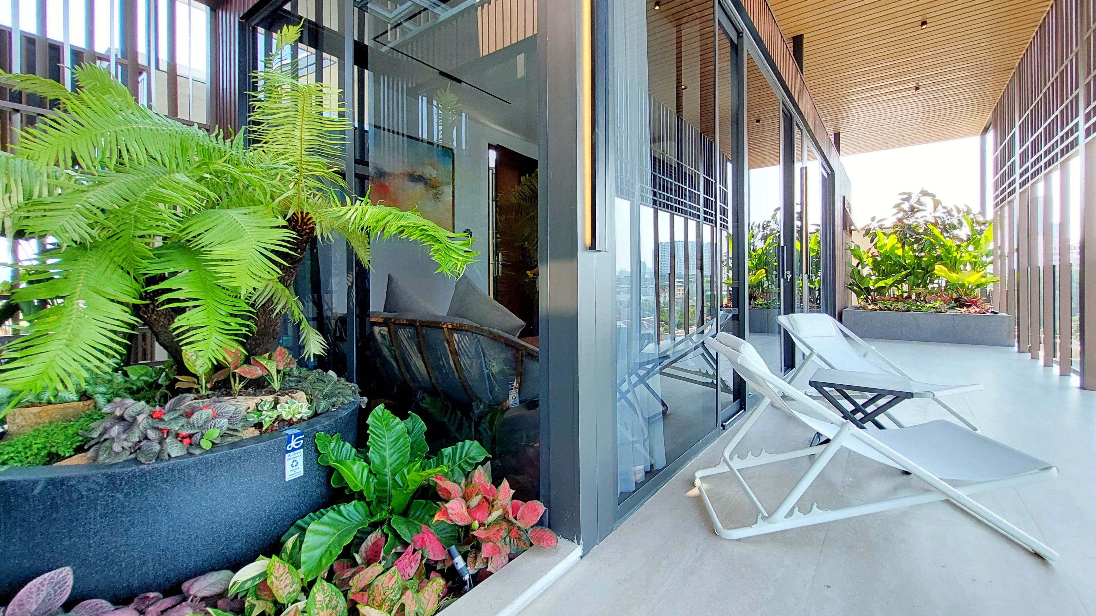 Appartement Penthouse Junior, 2 chambres, baignoire à remous, vue sur la piscine | Aire de séjour | Téléviseur connecté de 55 po avec télévision numérique