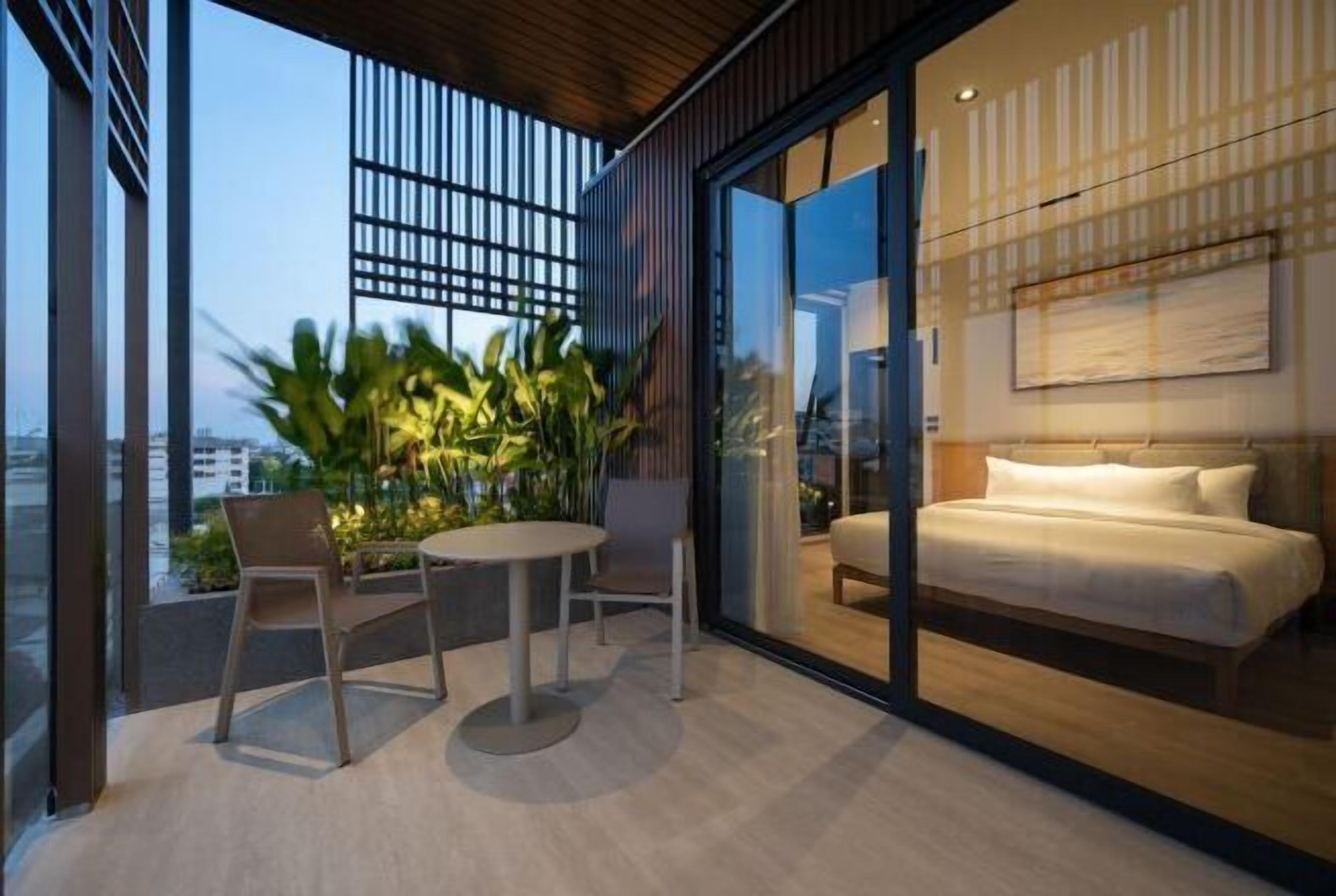 Ropa de cama de alta calidad y caja de seguridad en la habitación 