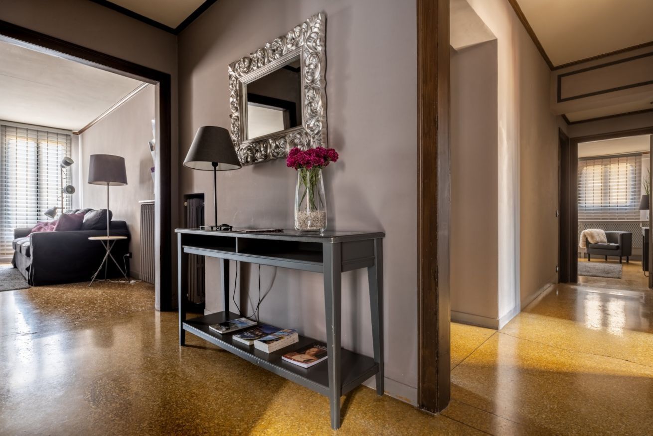 Télévision, livres, chaîne hi-fi