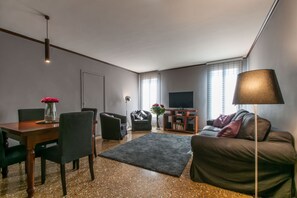 Télévision, livres, chaîne hi-fi