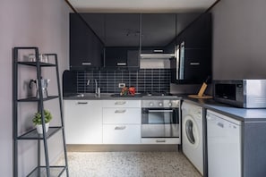Frigorifero, microonde, forno, piano cottura