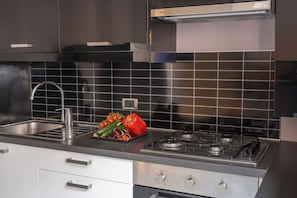 Frigorifero, microonde, forno, piano cottura