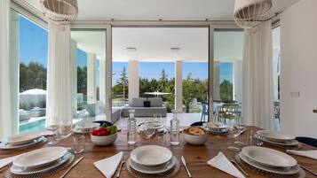 Frigorifero con congelatore, microonde, forno, lavastoviglie