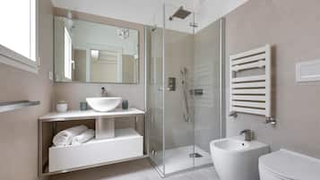 Douche, sĂšche-cheveux, bidet