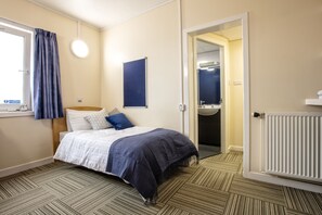 Desk, laptop workspace, blackout curtains, iron/ironing board - Belmont Apartments and Rooms (Dundee)