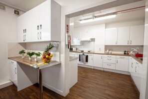 Belmont Tower Rooms | Shared kitchen | Full-size fridge, microwave, oven, stovetop - Belmont Apartments and Rooms (Dundee)