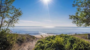 Plage, chaises longues, serviettes de plage