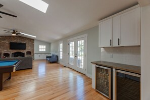 Games room - Spacious Midtown Ranch- 10 min to Wrightsville (Wilmington)