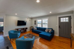 Living area - Spacious Midtown Ranch- 10 min to Wrightsville (Wilmington)