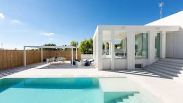 Una piscina al aire libre de temporada