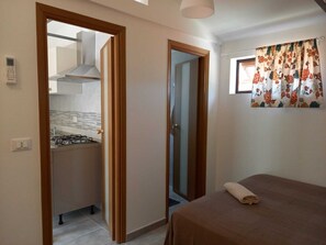 1 habitación, tabla de planchar con plancha, wifi gratis y ropa de cama