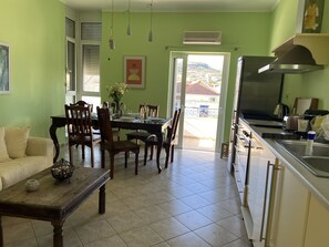 Geladeira, cooktop, lava-louças, cafeteira/chaleira