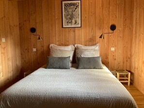 5 bedrooms, desk, iron/ironing board, travel crib