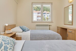 4 habitaciones, tabla de planchar con plancha y ropa de cama 