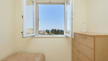 4 habitaciones, tabla de planchar con plancha y ropa de cama