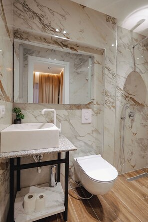 Bidet, tuala disediakan 