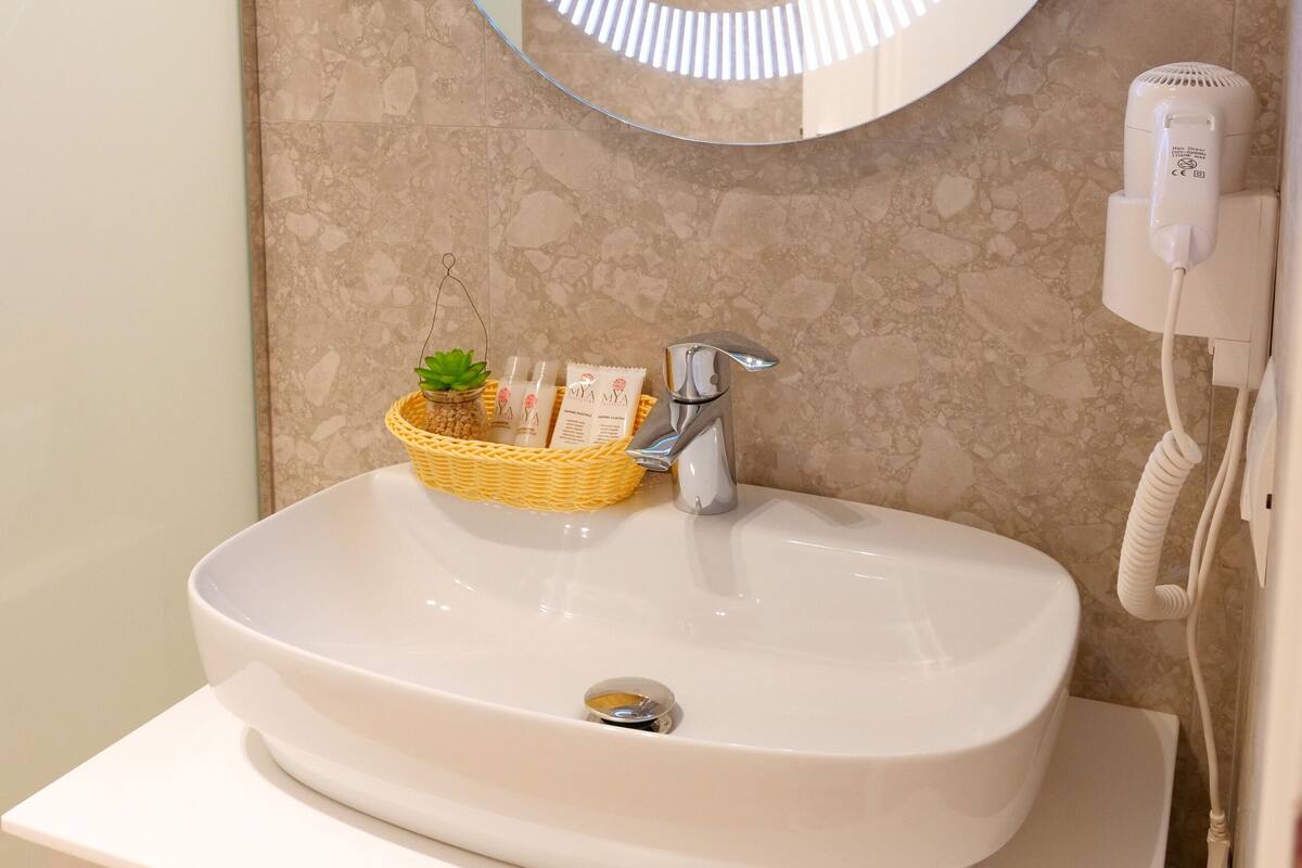 Twin Room | Bathroom