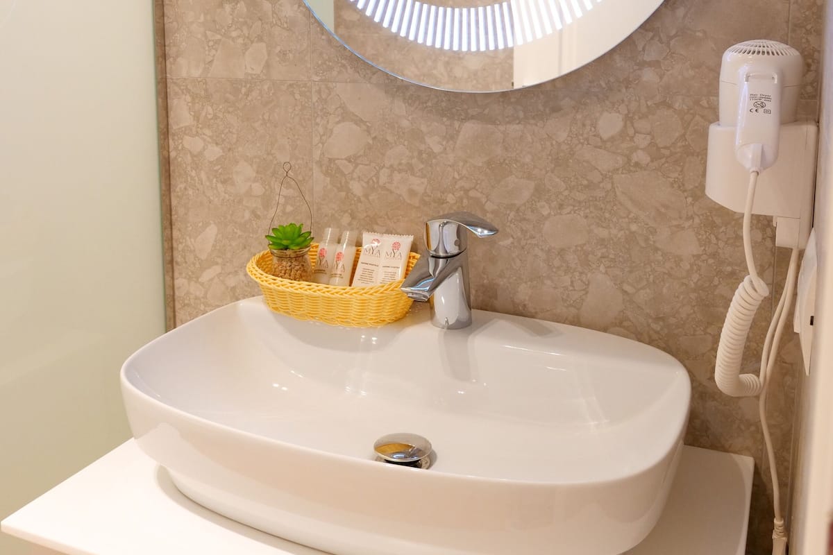 Chambre avec lits jumeaux | Salle de bain | Bidet, serviettes fournies