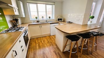 Geladeira, micro-ondas, fogão, lava-louças