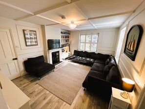 Télévision, cheminée, lecteur de DVD