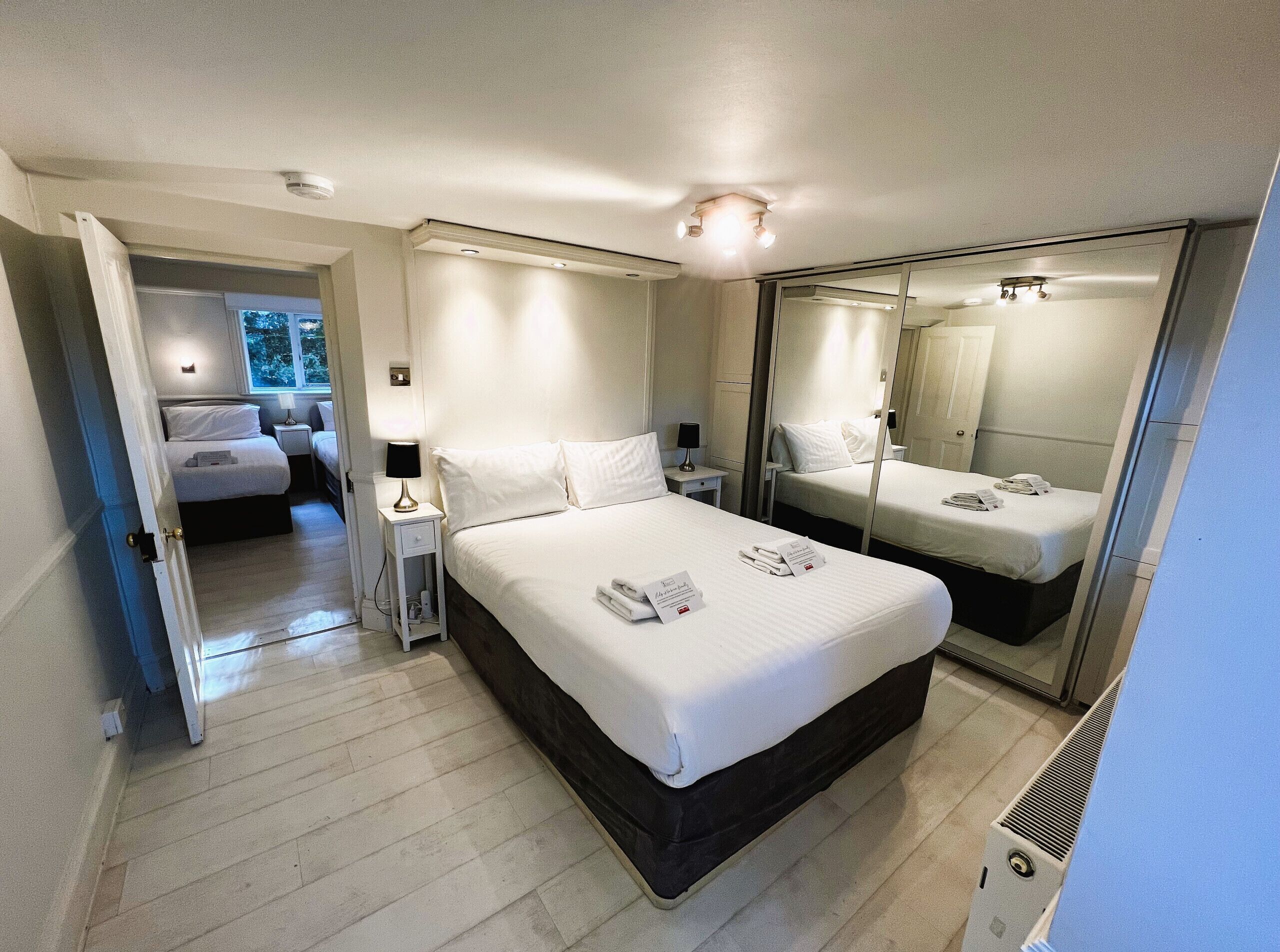 4 chambres, fer et planche à repasser, lit parapluie, Wi-Fi gratuit