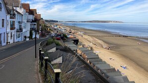 Une ville côtière dotée d’une plage, d’une promenade et de bâtiments qui bordent la rue.