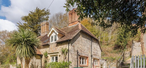 A stone house with a chimney, a window, and a door. - 1 Apse Castle Cottage (Shanklin)